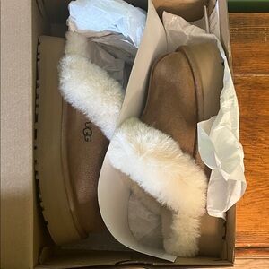 UGG Women's Tan and Cream Shearling Slippers Disquette Style size US 5. NEW